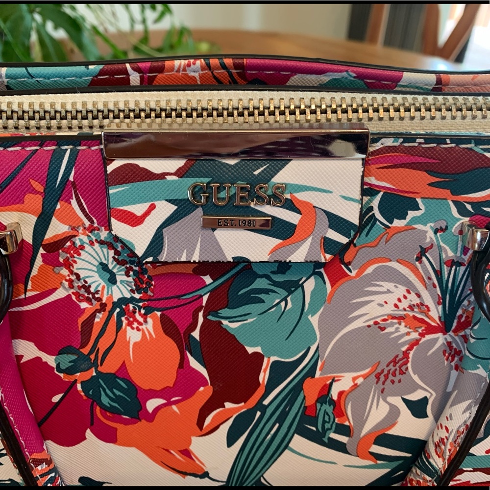 Guess Handbag- as new! - Picture 2 of 5